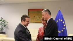 Hashim Thaçi (djathtas) dhe Ivica Daçiq duke u përshëndetur në praninë e zonjës Catherine Ashton në Bruksel