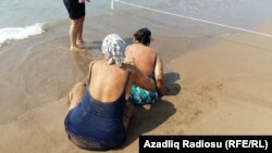 Çimərlikdə qumla masaj