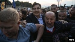 Михаил Саакашвили (в центре слева) во время прорыва государственной границы Украины, 10 сентября 2017 г.