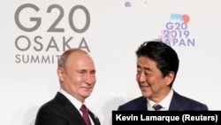 Russiaan President Vladimir Putin meets host Japanese Prime Minister Shinzo Abe at the G20 summit in Osaka on June 28, 