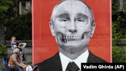 Плакат латвийского художника Кришса Салманиса с "черепом Путина", аналогичный тому, что вывешен в Риге, напротив российского посольства в Бухаресте. Румыния, апрель 2022 года