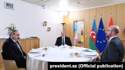 Слева направо: премьер-министр Армении Никол Пашинян, президент Азербайджана Ильхам Алиев и председатель Европейского совета Шарль Мишель (архив)