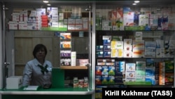 Продажа лекарств в аптеках Новосибирска (архивное фото)