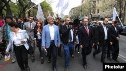 Armenia - Nikol Pashinian (C) and other leaders of the Yelk alliance lead a demonstration in Yerevan, 21Apr2017.