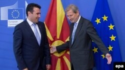 Премиерот на РМ, Зоран Заев и евро-комесарот Јоханес Хан. Брисел, 12.06.2017