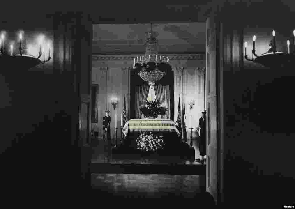 Гроб с телом Джона Ф. Кеннеди представлен для прощания в Восточном зале Белого дома утром 23 ноября 1963 года.
