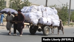 عبدالرزاق یکی دیگر از کارگران است که از پائین بودن حقوق ماهوارش شکایت دارد.