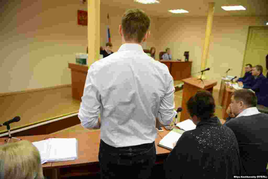 Речь Навального на процессе пока свелась к ответам на протокольные вопросы судьи: имя, род занятий, семейное положение и так далее