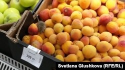 Мышь коробке с абрикосами в одном из супермаркетов Астаны. 18 июля 2015 года.
