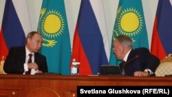 Президент России Владимир Путин (слева) и президент Казахстана Нурсултан Назарбаев на встрече в резиденции Акорде. Астана. 15 октября 2015 года.