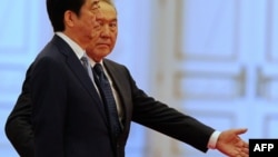 Нурсултан Назарбаев приветствует Синдзо Абэ 