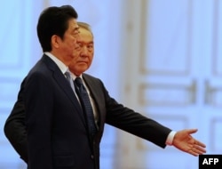Қазақстан президенті Нұрсұлтан Назарбаев (оң жақта) Жапония премьер-министрі Синдзо Абэні қарсы алып тұр. Астана, 27 қазан 2015 жыл.
