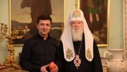 President Volodymyr Zelenskiy (left) and Patriarch Filaret pose for a photo during their meeting in Kyiv on April 30.