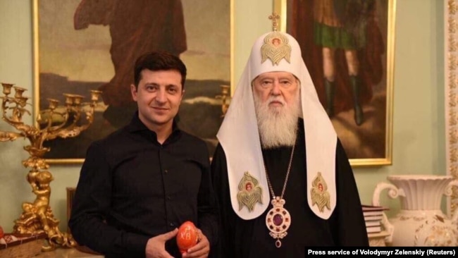 President Volodymyr Zelenskiy (left) and Patriarch Filaret pose for a photo during their meeting in Kyiv on April 30.