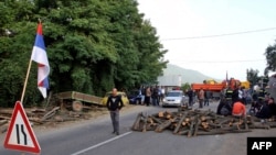 Серби заблокували дорогу Лепосавич–Митровица у відповідь на захоплення двох прикордонних пунктів косовською поліцією, 26 липня 2011 року