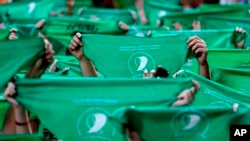 У Латинській Америці спостерігається так звана «зелена хвиля» через колір бандан, які носять захисниці своїх прав