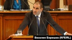 Цветан Цветанов произнася "обвинителната" си реч от парламентарната трибуна на 3 декември 2010 г.