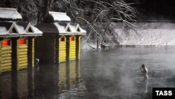 Архивное фото. Крещенские купания в селе Дивеево Новгородской области в 2014 году 