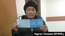 Сайрагуль Сауытбай показывает документ о продлении статуса просительницы убежища, Алматы, 28 января 2019 года.