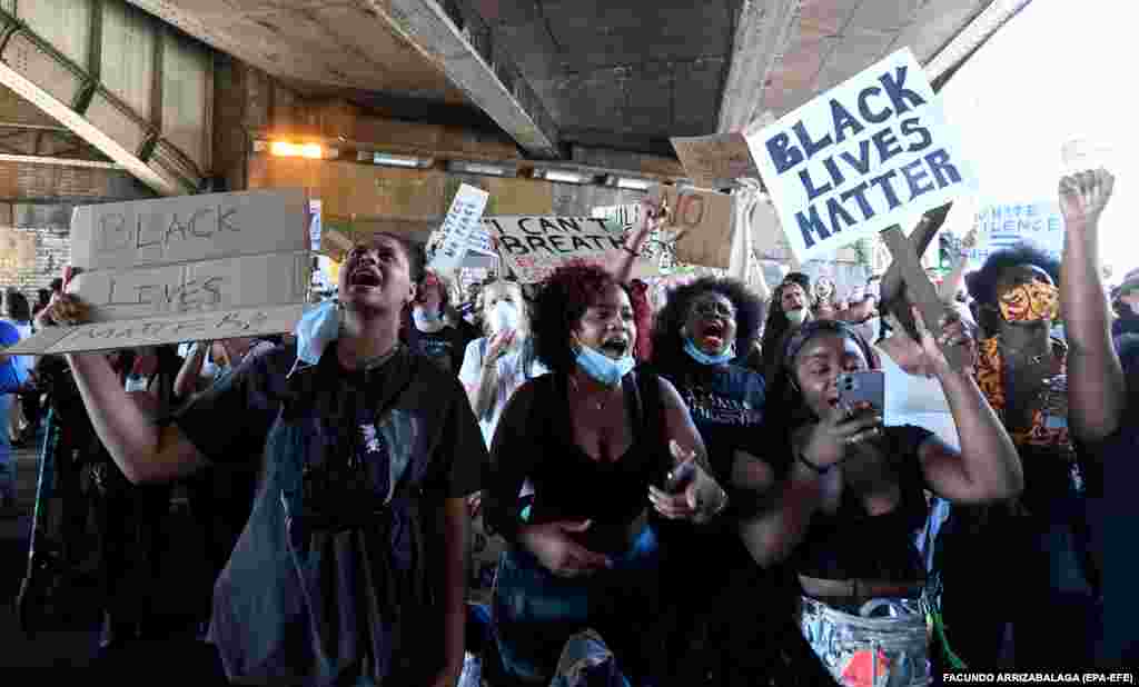 Хода прихильників руху &laquo;Black Lives Matter&raquo; на знак протесту проти жорстокості поліції у США та в пам&#39;ять про Джорджа Флойда. Лондон, Велика Британія. 31 травня 2020 року (Фото EPA-EFE/FACUNDO ARRIZABALAGA)