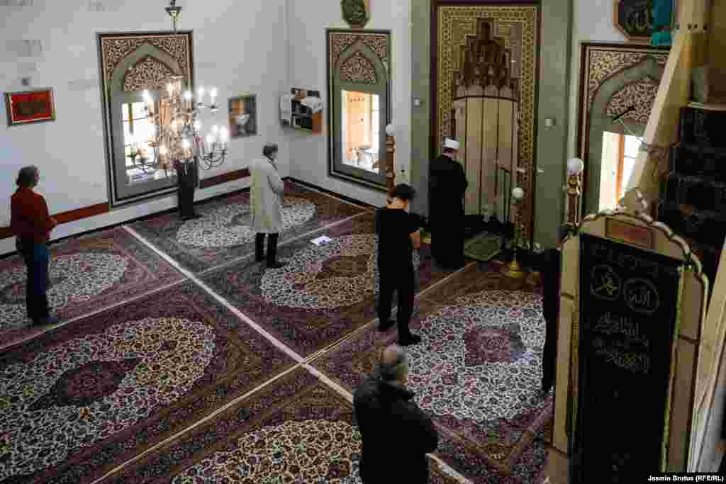 Članovi džemata Alipašine džamije na podnevnom namazu, Sarajevo, 23. april, 2020.&nbsp;
