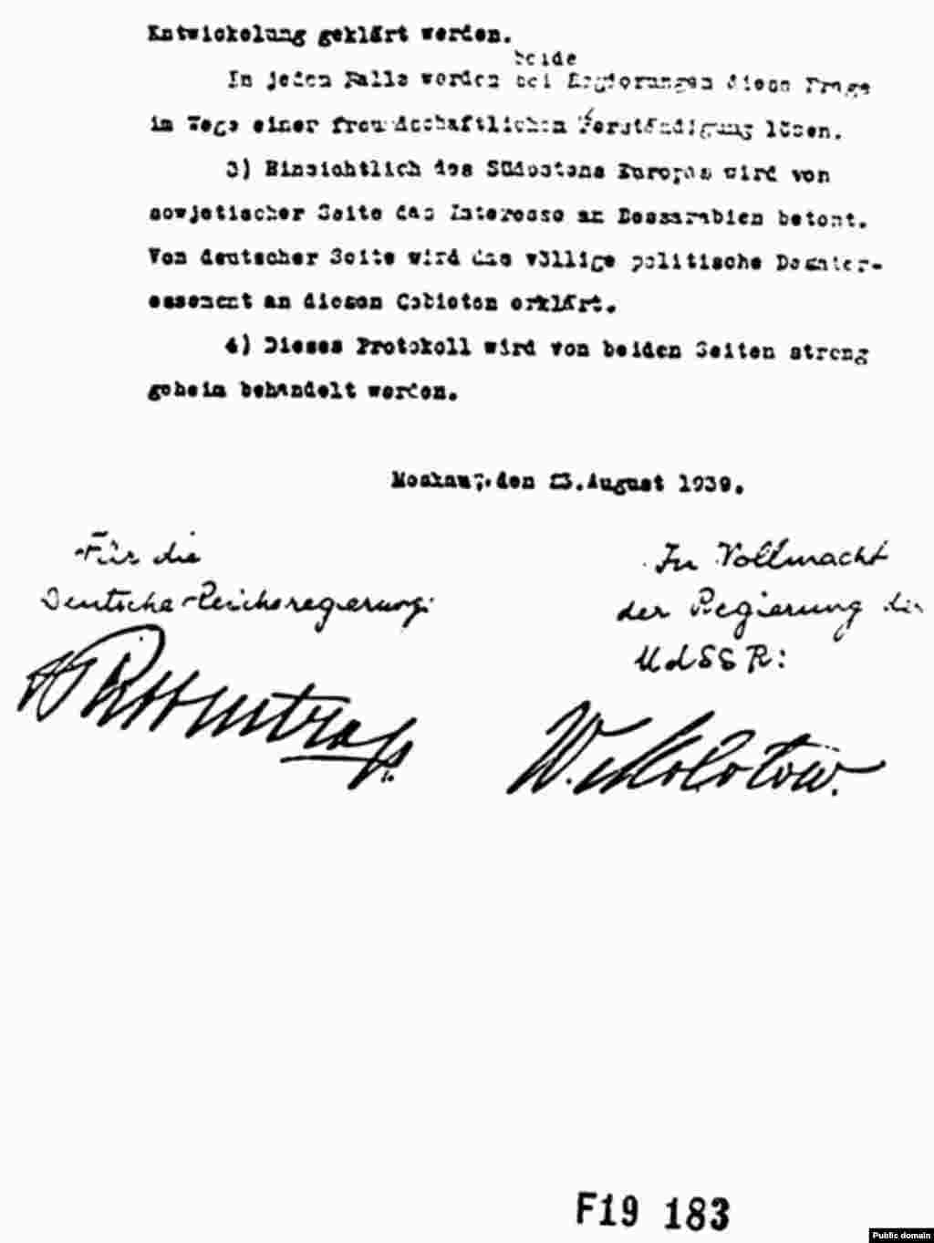 Pagina finală din copia germană a Protocolului secret adițional, ce împărțea Europa Centrală și Răsăriteană în &bdquo;sfere de influență&rdquo;.