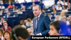 Lider najveće narodnjačke grupacije u Evropskom parlamentu Manfred Veber (na fotografiji) nazvao je potez Mađarske i Poljske neodgovornim