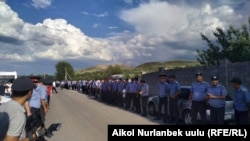 Төменгі Орок ауылында тұрған милиция қызметкерлері. Қырғызстан, 5 маусым 2019 жыл.