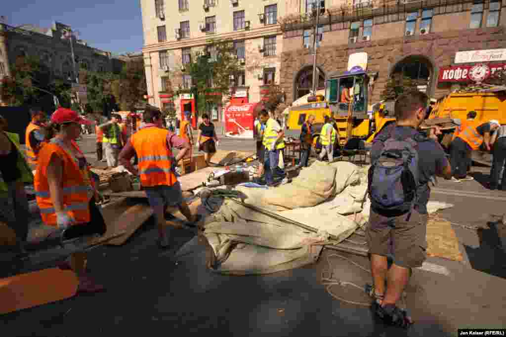 Ukraine -- Communal services with the police dismantle barricades in central Kyiv. 7 August, 2014