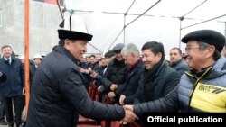 Сооронбай Жээнбеков экс-премьер Темир Сариев жана Жогорку Кеңештин мурдагы төрагасы Марат Султанов менен.