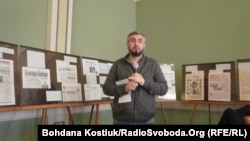 Історик Вахтанг Кіпіані представляє раритетні видання мовами корінних народів Росії. Київ, 15 квітня 2019 року