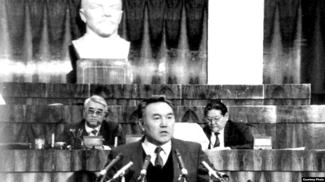 Транни жігіттің аузына сиқты береді