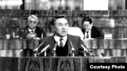 Президент Казахстана Нурсултан Назарбаев выступает в Верховном Совете. Справа за его спиной — Серикболсын Абдильдин.