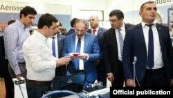 Armenia - Prime Minister Nikol Pashinian visits a tech company based at the newly built Engineering City in Yerevan, 22 August 2018.