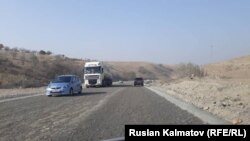 Учурда бүтпөй турган Маданият - Жалал-Абад жолунан унаалар каттап жатат.