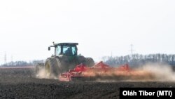Szántóföldet boronál egy traktor 2021. március 11-én – a mezőgazdaság fogta vissza a növekedést