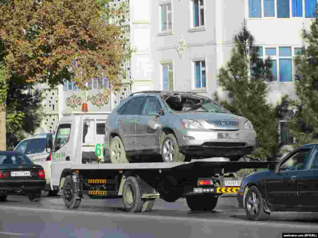 Ewakuatorda alnyp barylýan maşyn