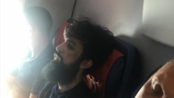 Кемал Тамбиев в сопровождении силовиков летит в Дагестан после задержания в Москве. На его лице видны синяки