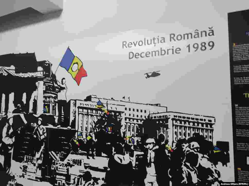 Muzeul Comunismului din București. La intrare sunt mai multe fotografii de la Revoluția Română. Cine vizitează află și informații despre sfârșitul comunismului și Revoluția Română.&nbsp;