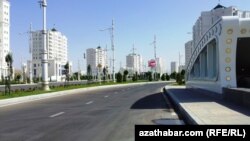 Aşagabadyň "Bitaraplyk" şaýoly köçesi.
