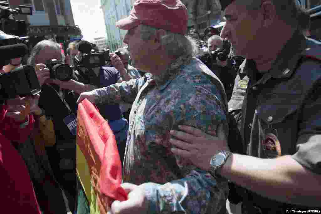 Russia -- Interior Ministry officers detain a gay rights activist , 27May2012