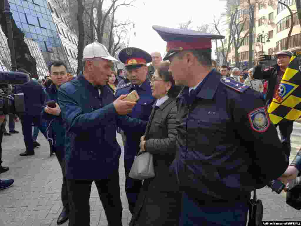 Житель Алматы заявляет, что он выступает против переименования столицы, 22 марта 2019 года.&nbsp; &nbsp;
