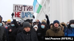 Уфадагы протест чарасында Башкорстан байрагы. Уңда - Руслан Нуретдинов