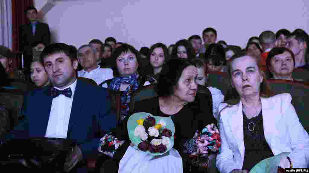 Тамашачылар һәм махсус кунаклар