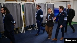 საერთაშორისო დამკვირვებლები უნგრეთის საპარლამენტო არჩევნებზე, ბუდაპეშტის ერთ-ერთ საარჩევნო უბანზე. 12 აპრილი, 2026.