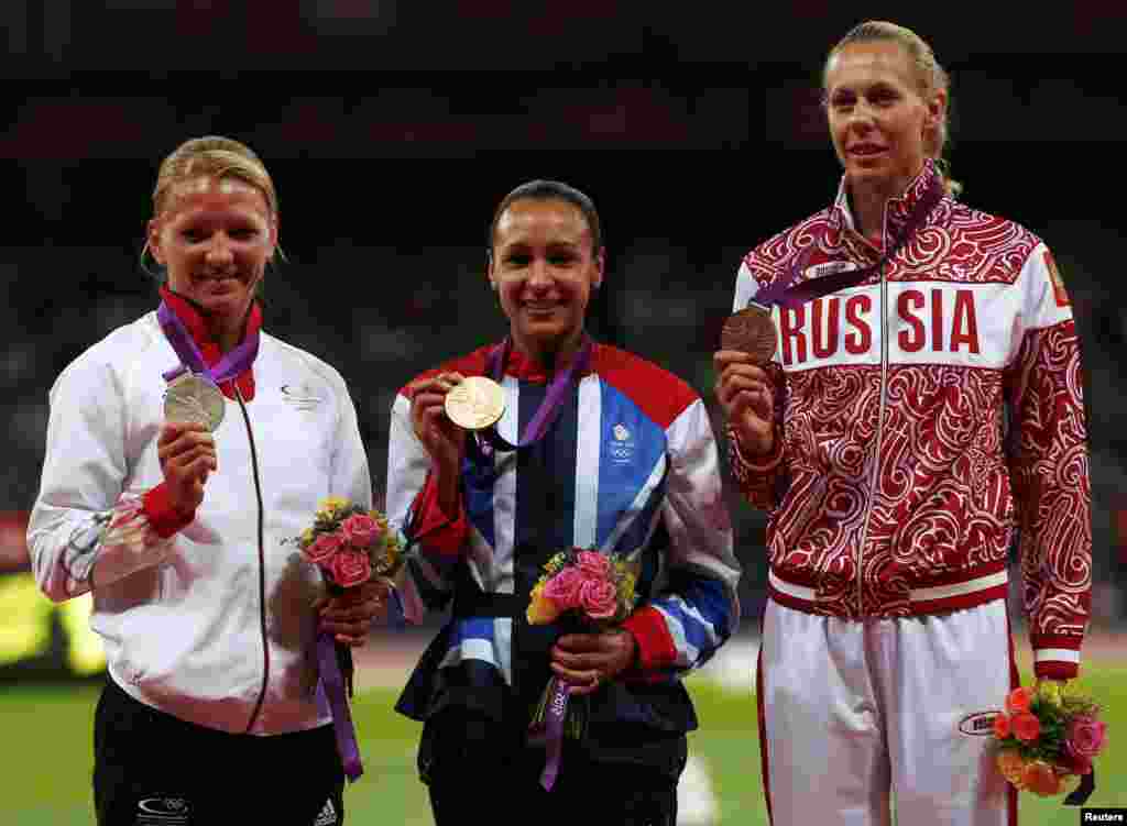 Qızıl medal sahibi britaniyalı Jessica Ennis, gümüş medalçı alman Lilli Schwarzkopf (sol) və bürünc medal sahibi rusiyalı Tatyana Chernova (sağ)