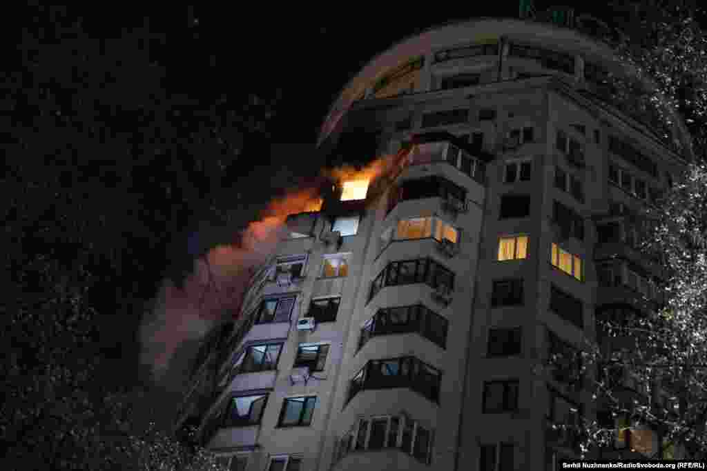 Наслідки влучання російського БПЛА по багатоповерхівці у Шевченківському районі Києва