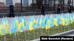 Ukrainian flags in front of the Russian Embassy in Kyiv symbolize the estimated 13,200 people killed in a conflict between Ukrainian troops and Russia-backed separatist forces in eastern Ukraine since 2014. (file photo)