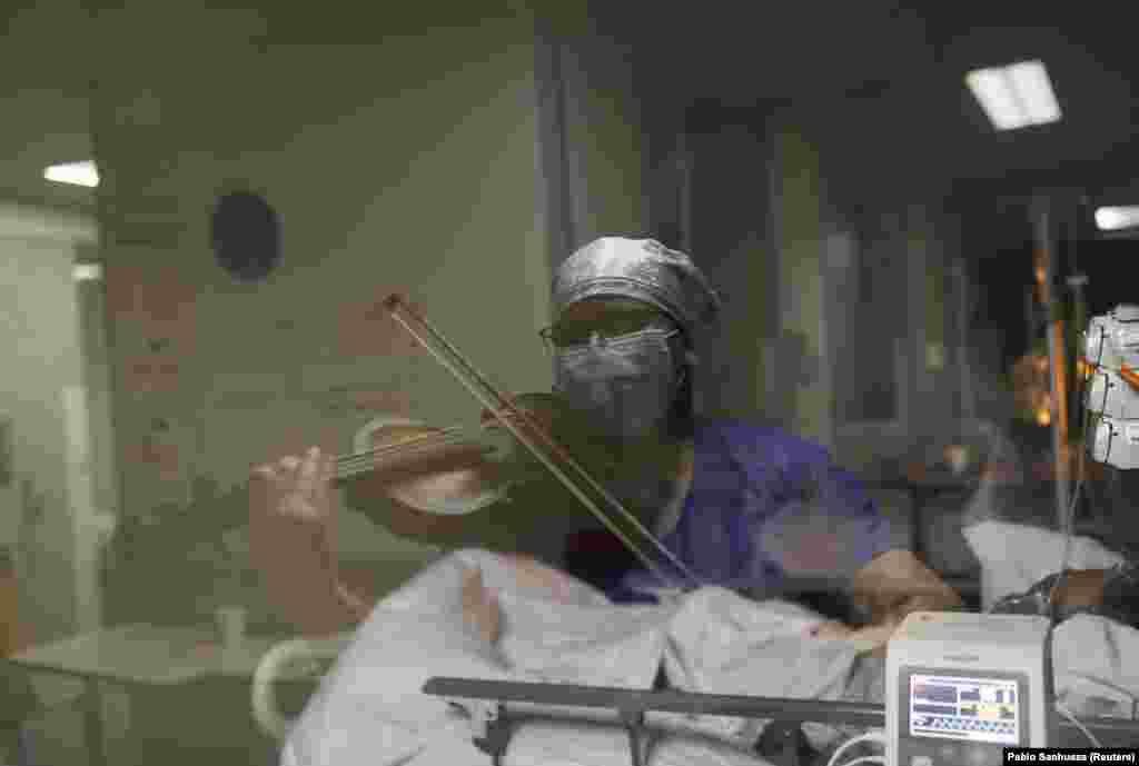 ჩილელი მედდა ვიოლინოს უკრავს კორონავირუსით დაავადებული პაციენტის გასამხნევებლად.