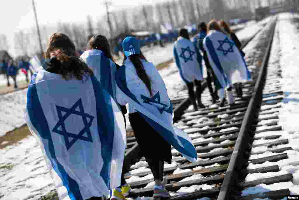 &quot;Marşul celor Vii&quot; la fostul lagăr nazist Auschwitz-Birkenau, Polonia, 8 martie 2013